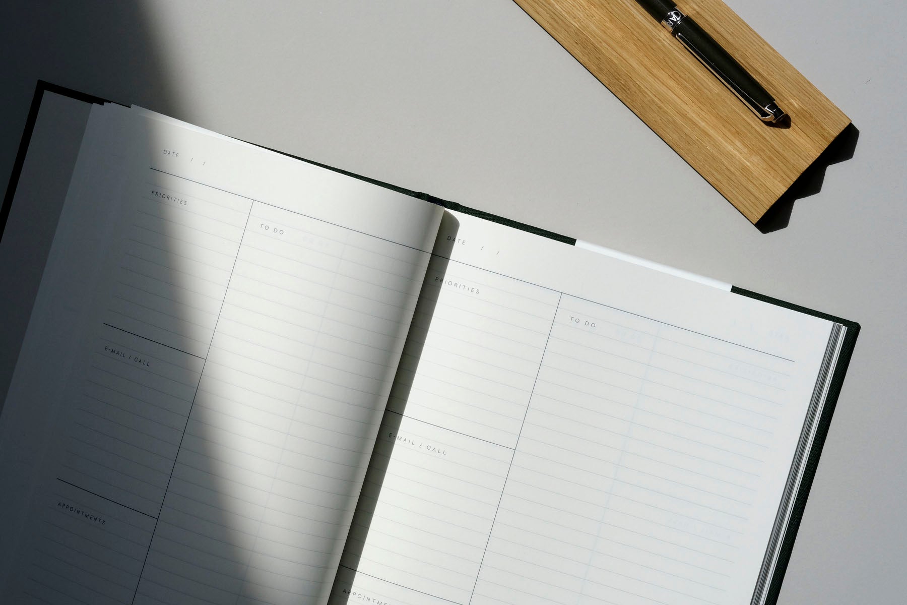 Wnętrze plannera Work Journal z rozkładówką dzienną z miejscem na wypisanie: priorytetów, listy to do, e-maili i spotkań.