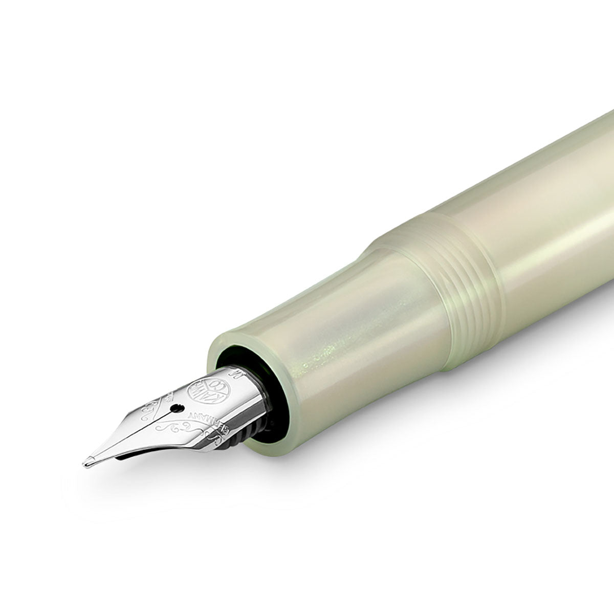Srebrna stalówka pióra wiecznego Kaweco LUNAR Sport Light Green w kolorze jasnozielonym z perłowym wykończeniem.