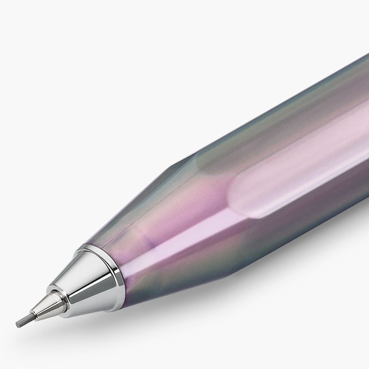 Grafit w ołówku mechanicznym marki Kaweco oraz fragment fioletowego korpusu z srebrnym wykończeniem.