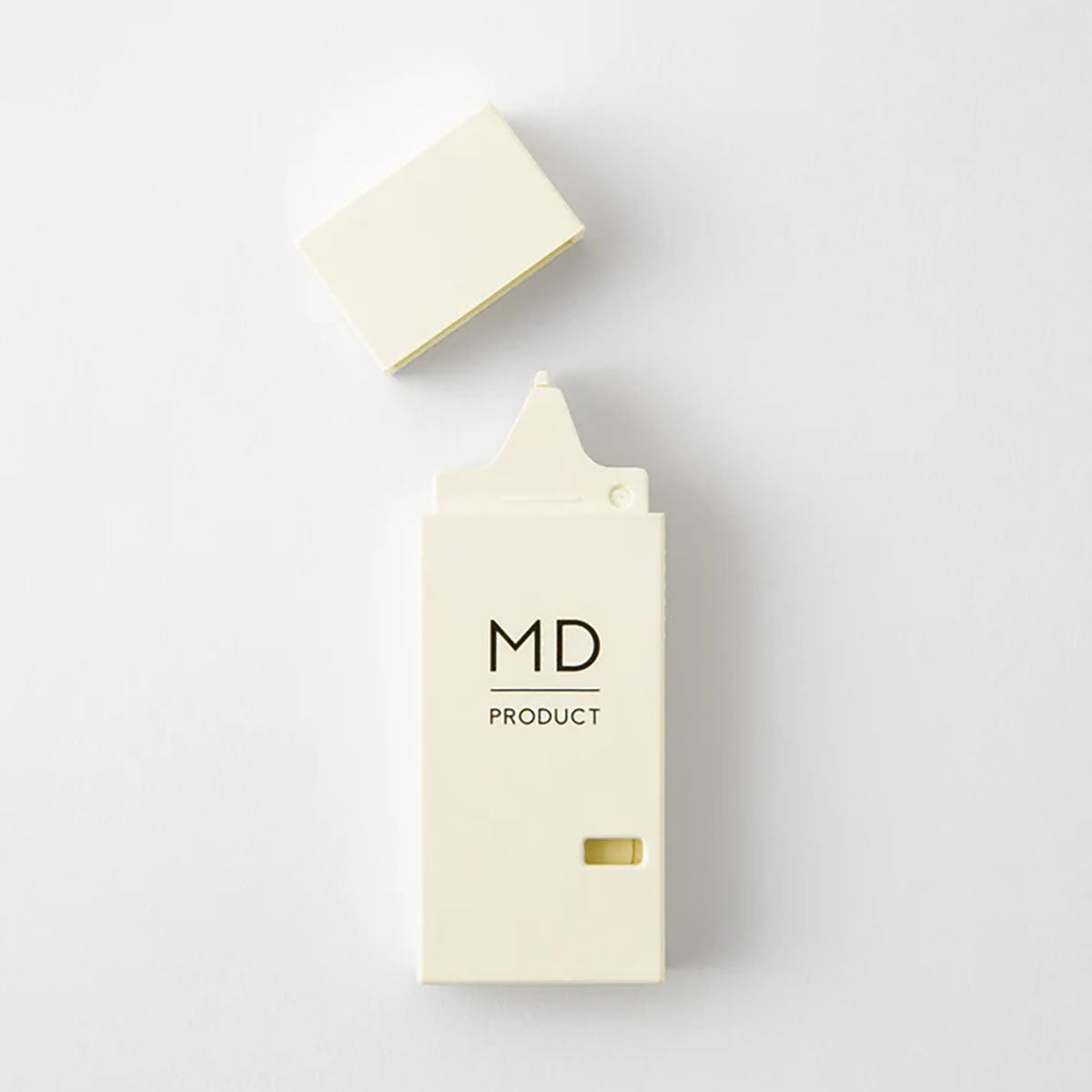 Otwarty korektor MD Product w beżowym, prostokątnym opakowaniu i z czarnym napisem MD Product.