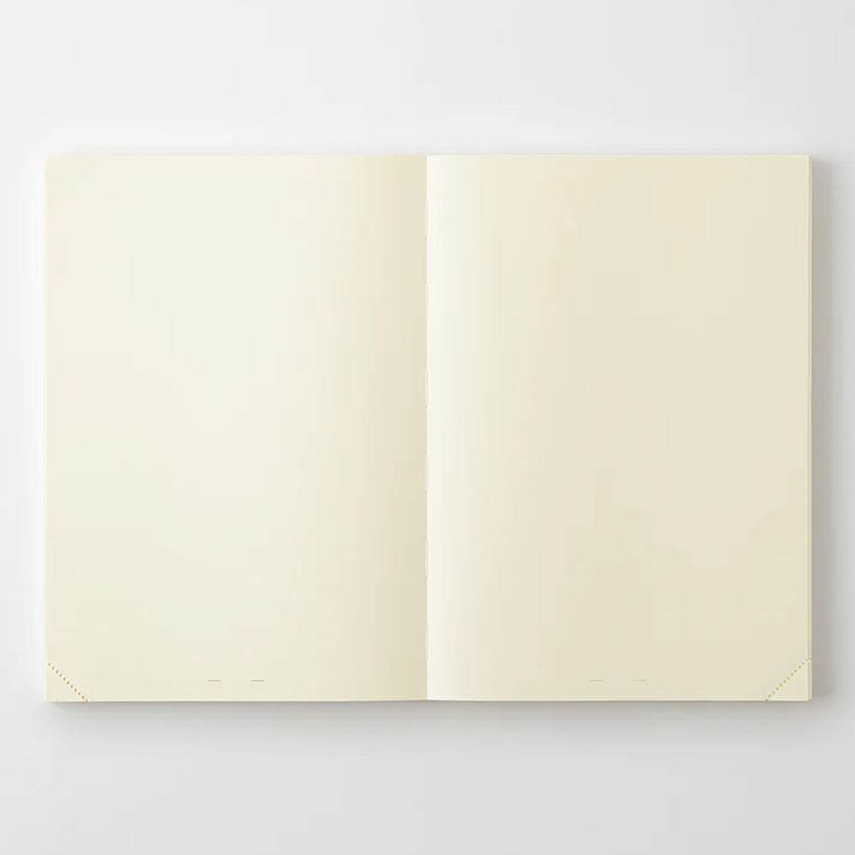 Otwarty na płasko notatnik MD Product Journal Codex A5 gładki w środku.