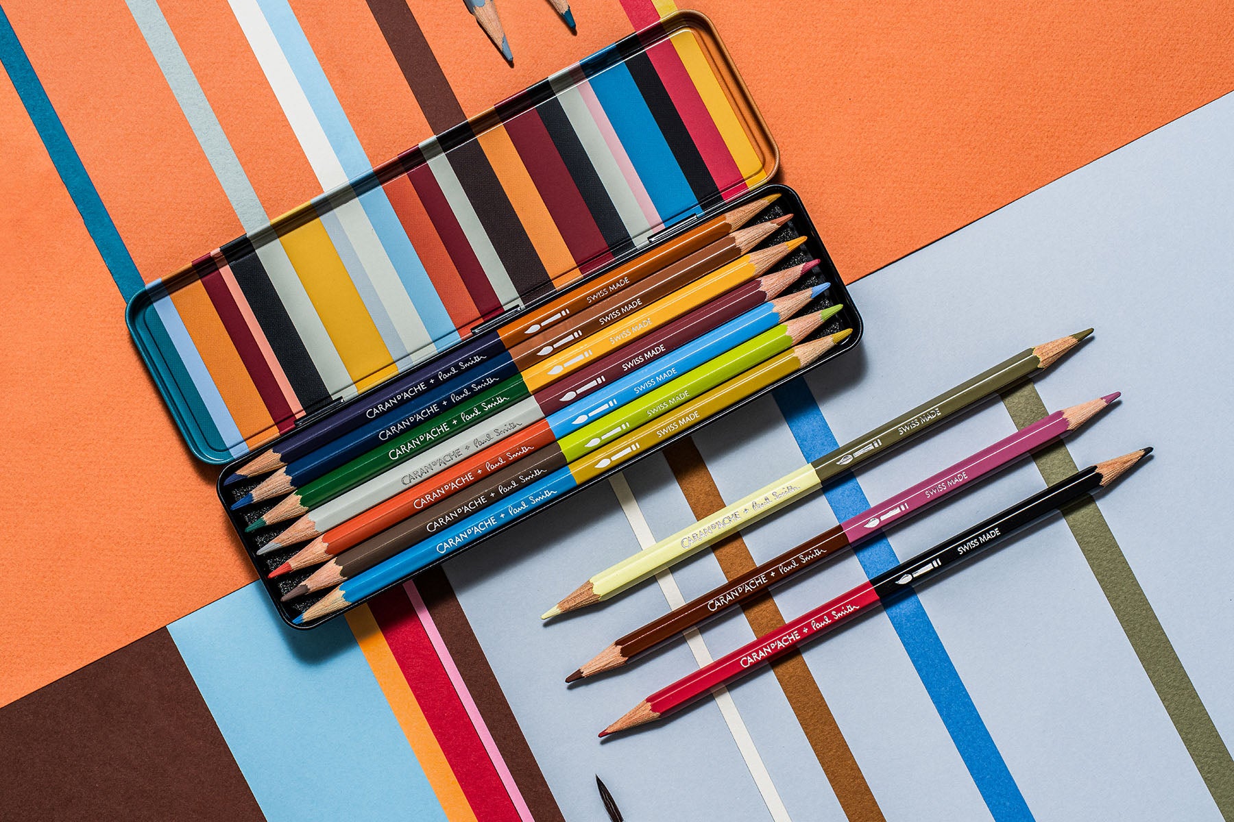 Zestaw kredek Caran d'Ache Bicolor & Paul Smith w metalowej puszce.