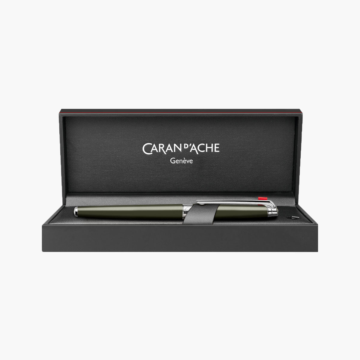 Zielone pióro Leman Slim w eleganckim, czarnym pudełku z logo marki Caran d'Ache.