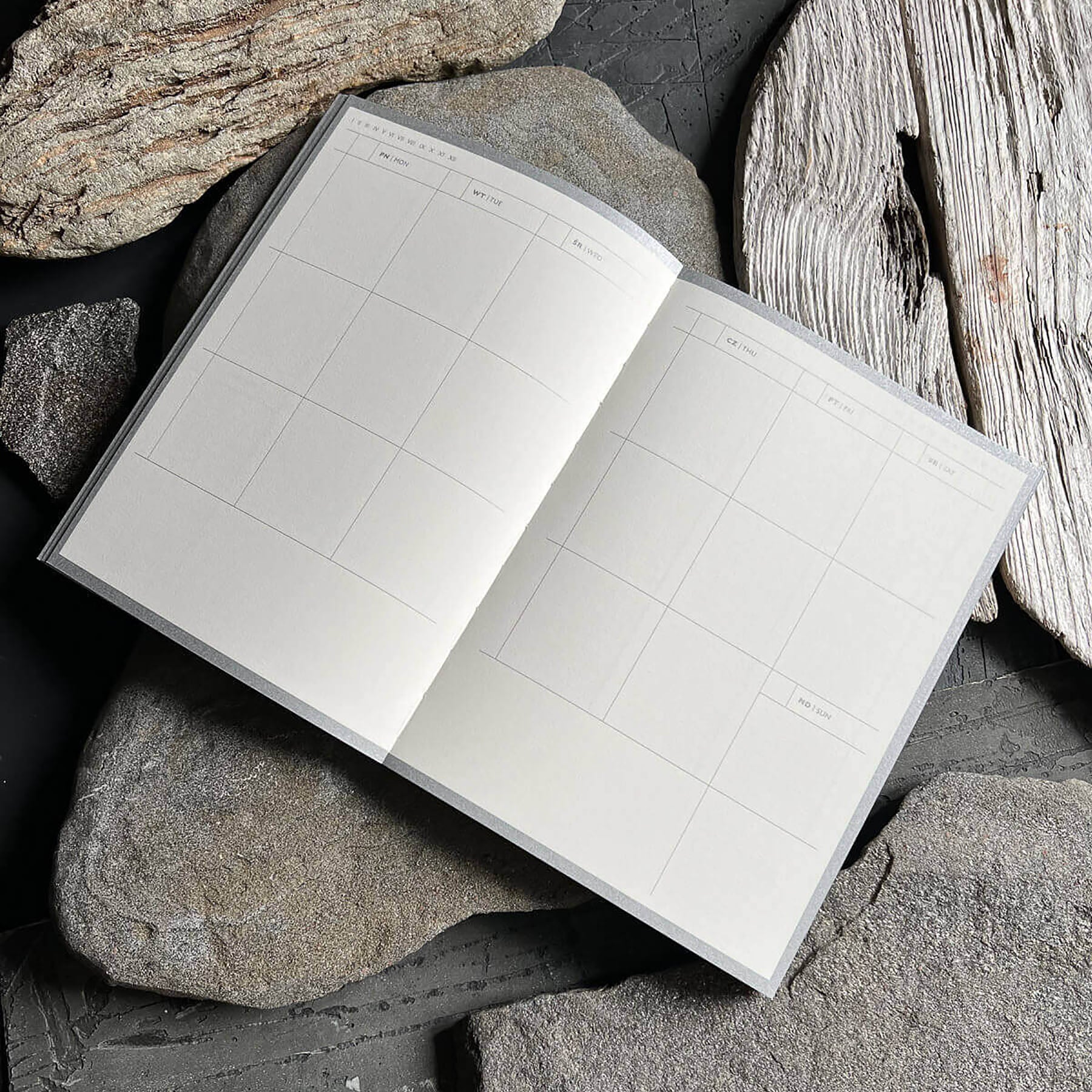 Planner niedatowany – Lilie, Curated Paper, papierniczy design