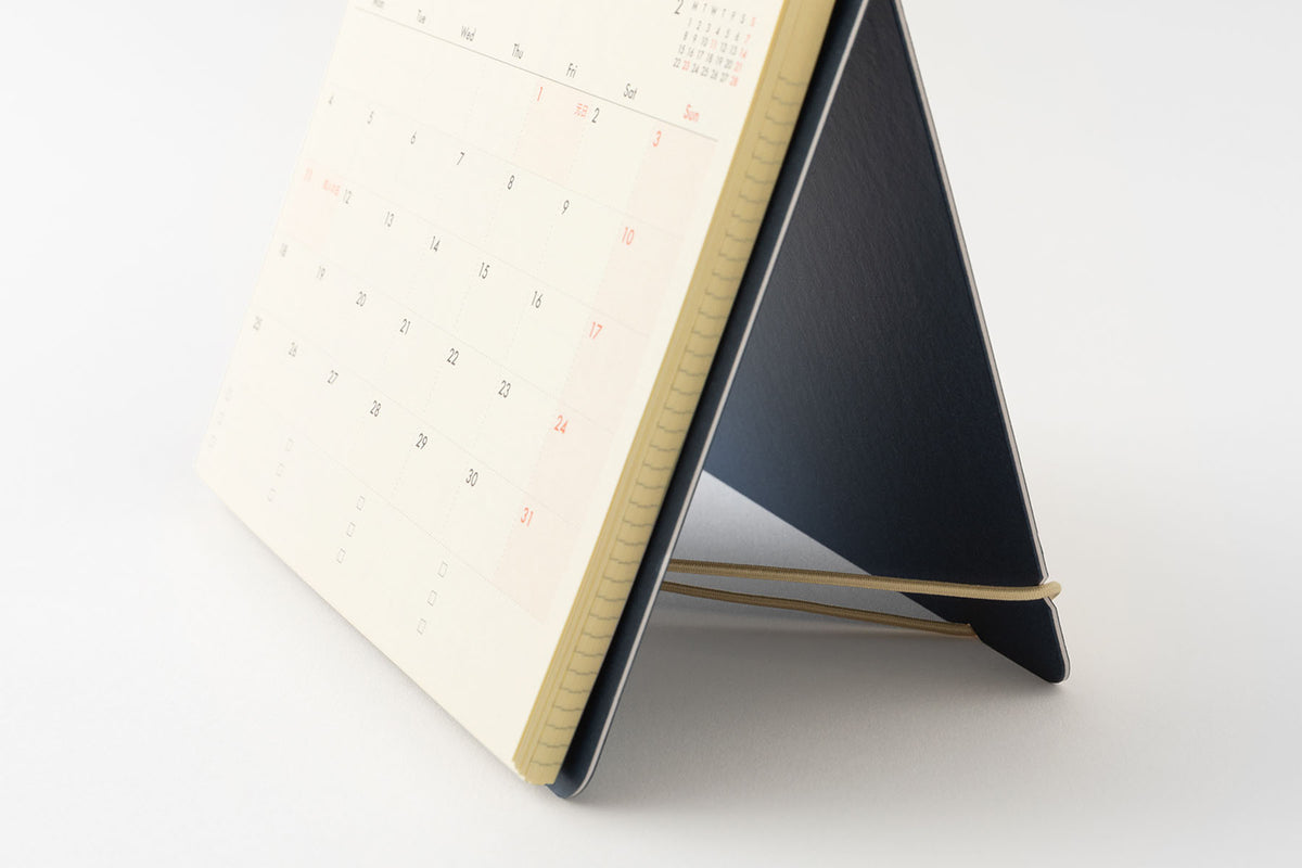 Kalendarz Plus Stand Diary 2027 stojący na biurku.
