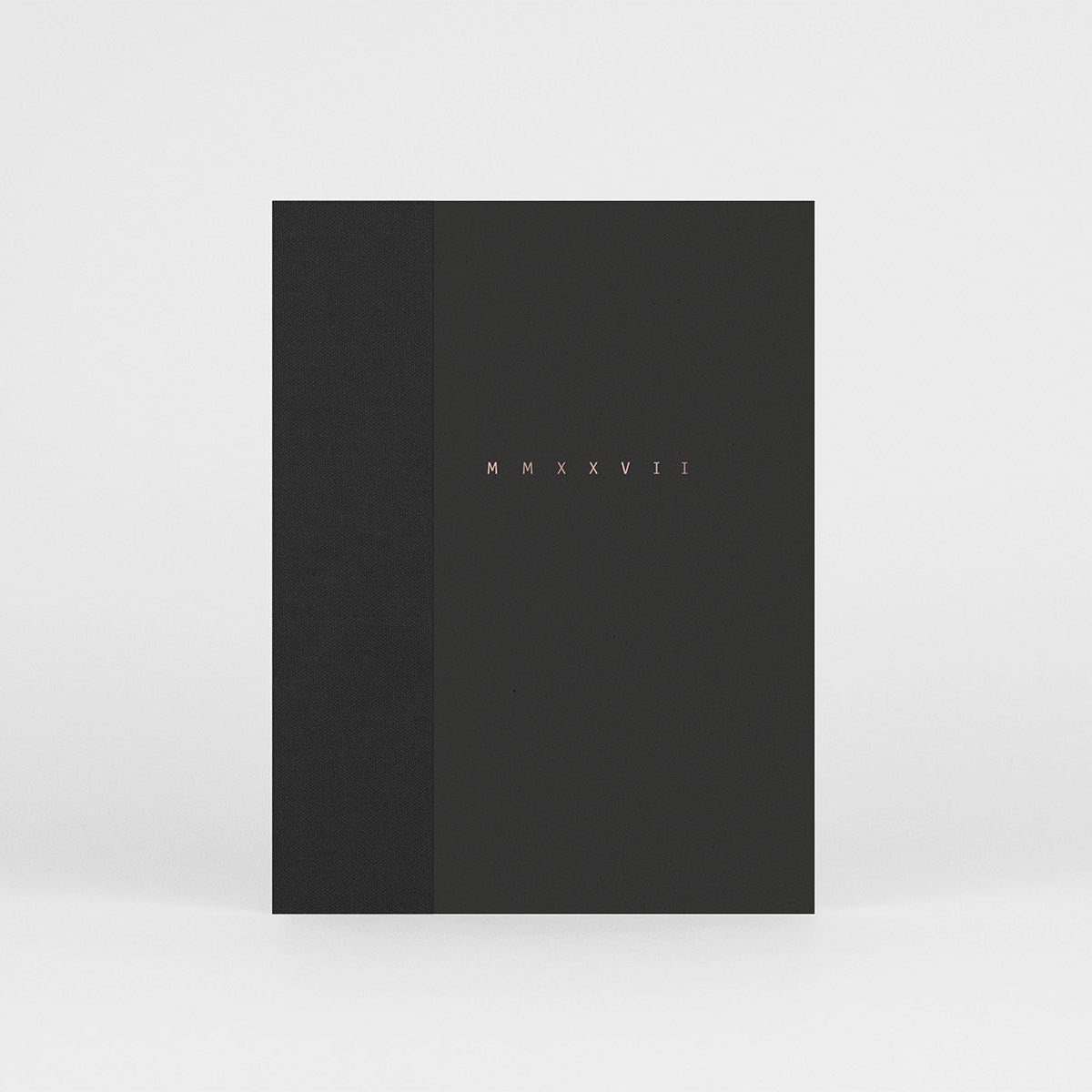 Kalendarz Klasyk 2027 w kolorze czarnym z płóciennym grzbietem i miedzianymi detalami.