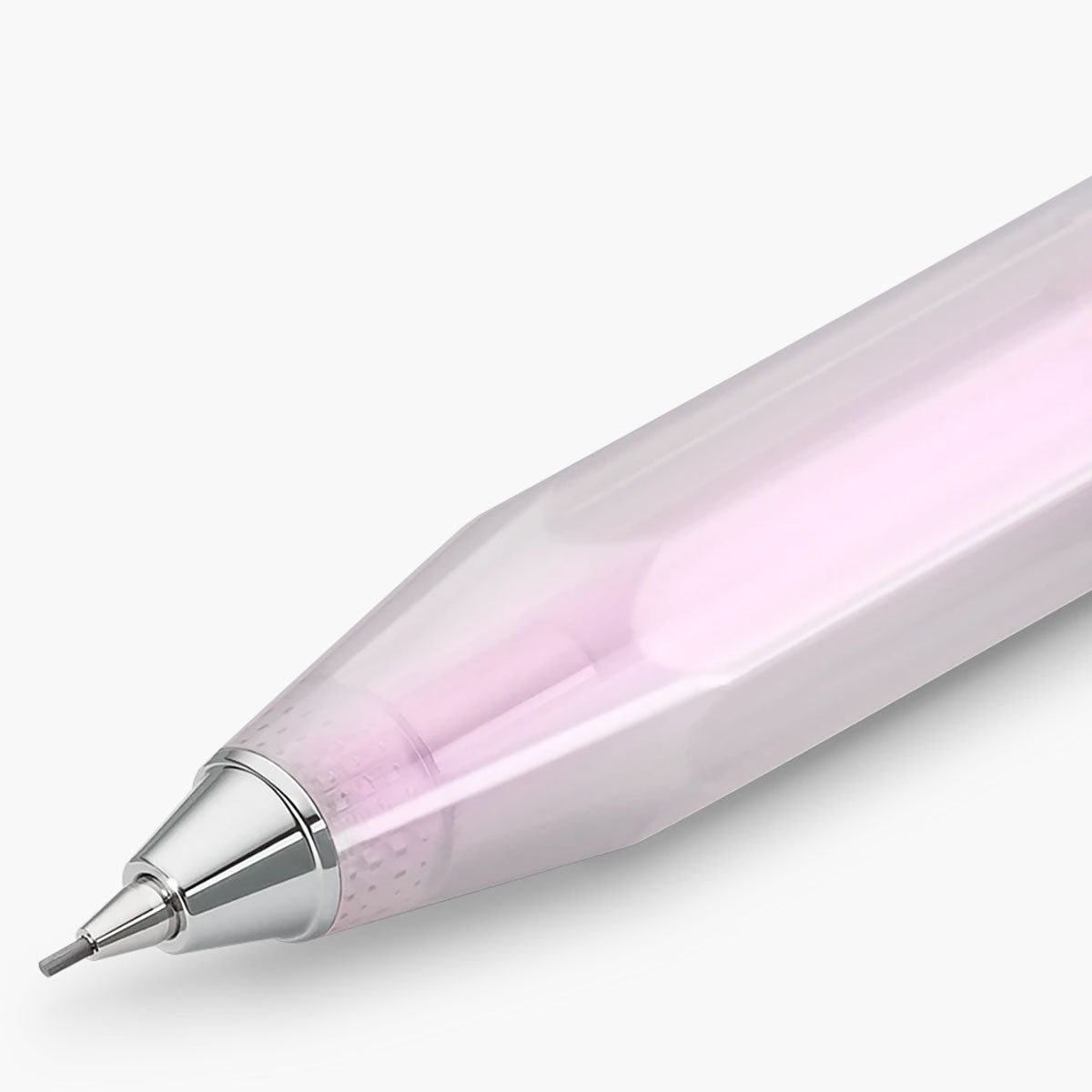 Grafit w ołówku mechanicznym marki Kaweco oraz fragment białego korpusu z srebrnym wykończeniem.