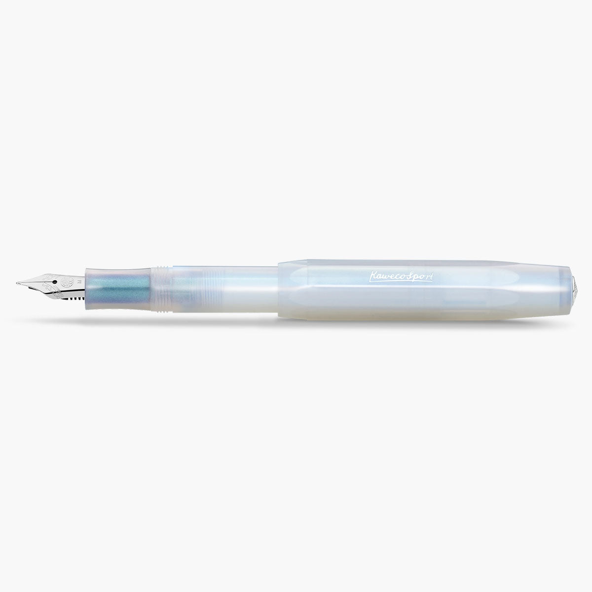 Pióro wieczne Kaweco Lunar Sport Light Blue z fioletowo-niebieskim połyskiem  ze srebrną stalówką i napisem Kaweco Sport.