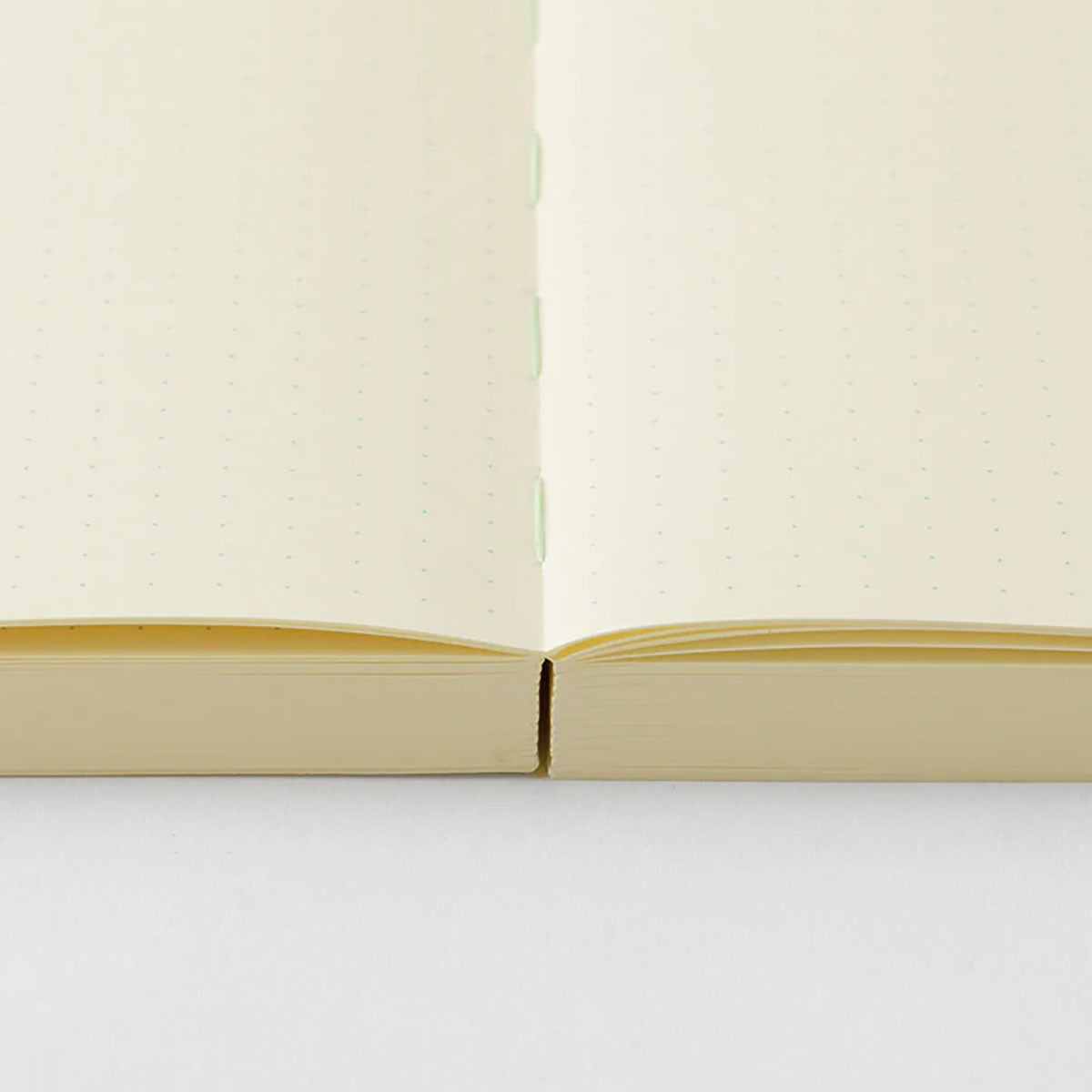 Otwarty na płasko notatnik MD Product Journal Codex A5 w kropki.