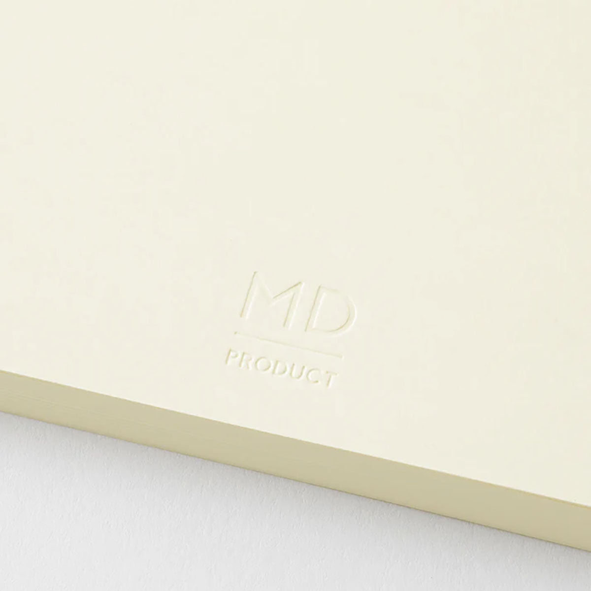 Tylna okładka notatnika Midori z tłoczonym logo MD Product.
