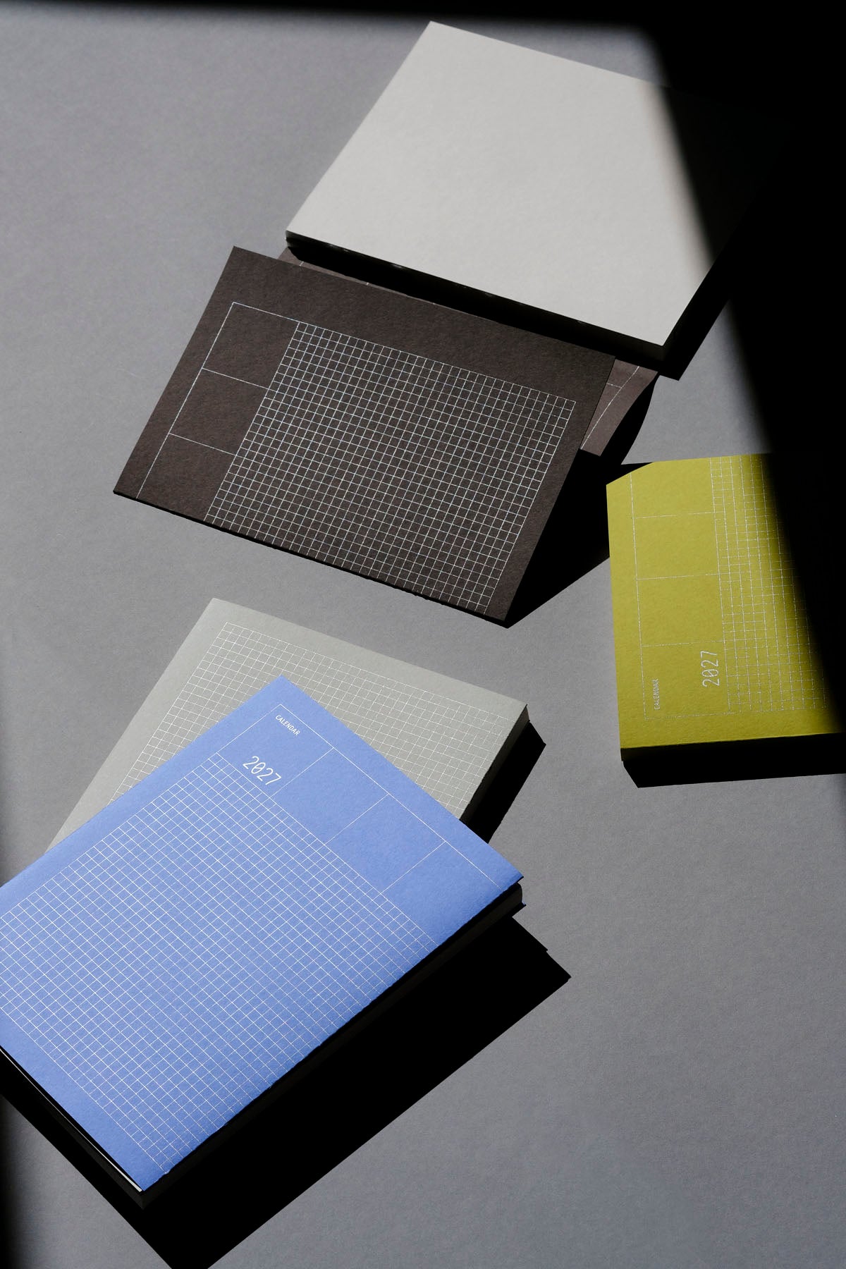 [PRESALE] Grid 2027 Calendar – smoke brown
