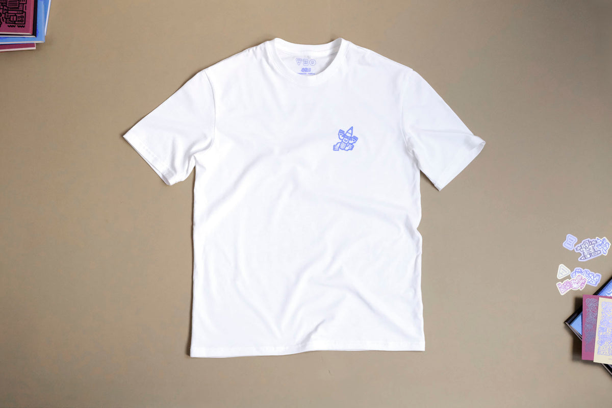 Przód bawełnianego T-shirtu z niebieską grafiką biegnącgo ołówka.