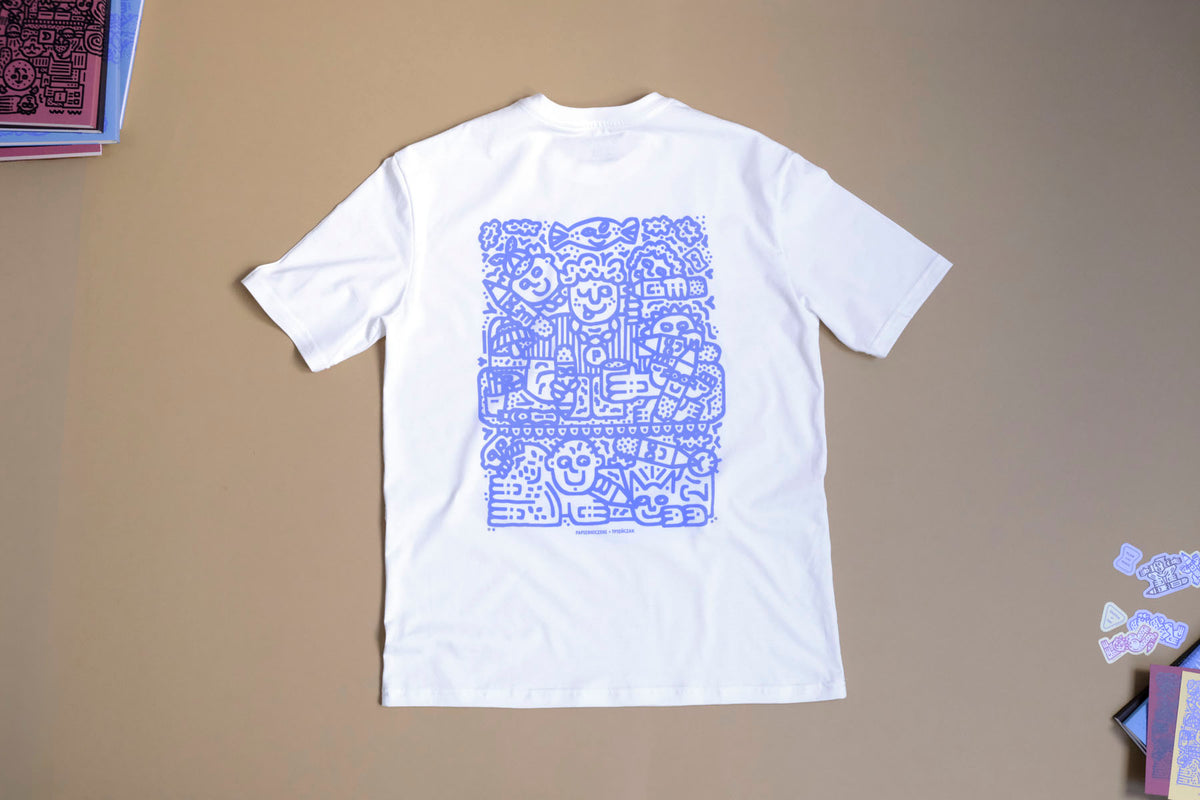 Biały T-shirt z autorską grafiką na plecach, pełną zabawnych scenek w kolorze niebieskim.