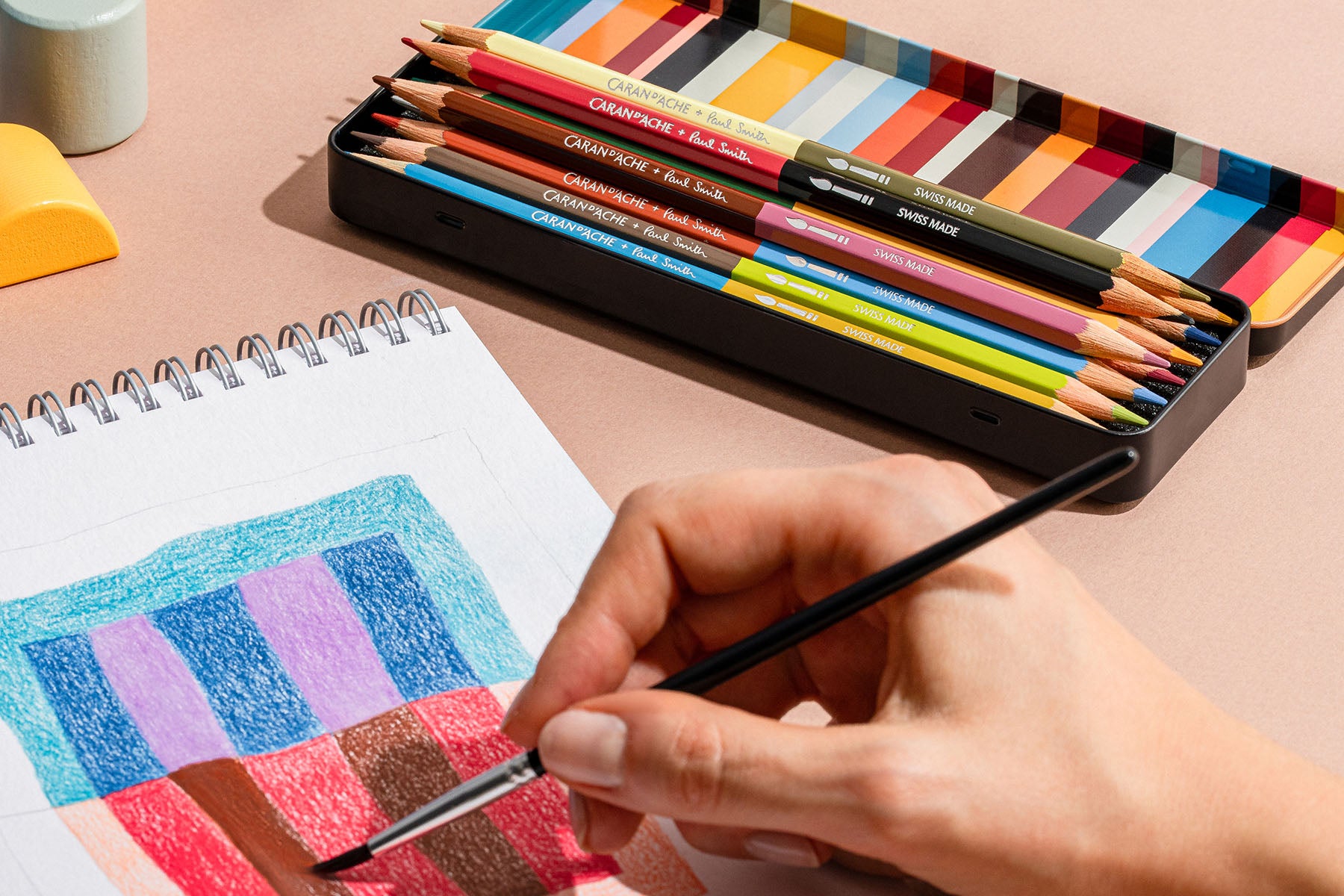 Tworzenie rysunku za pomocą zestawu kredek Caran d'Ache Bicolor & Paul Smith.