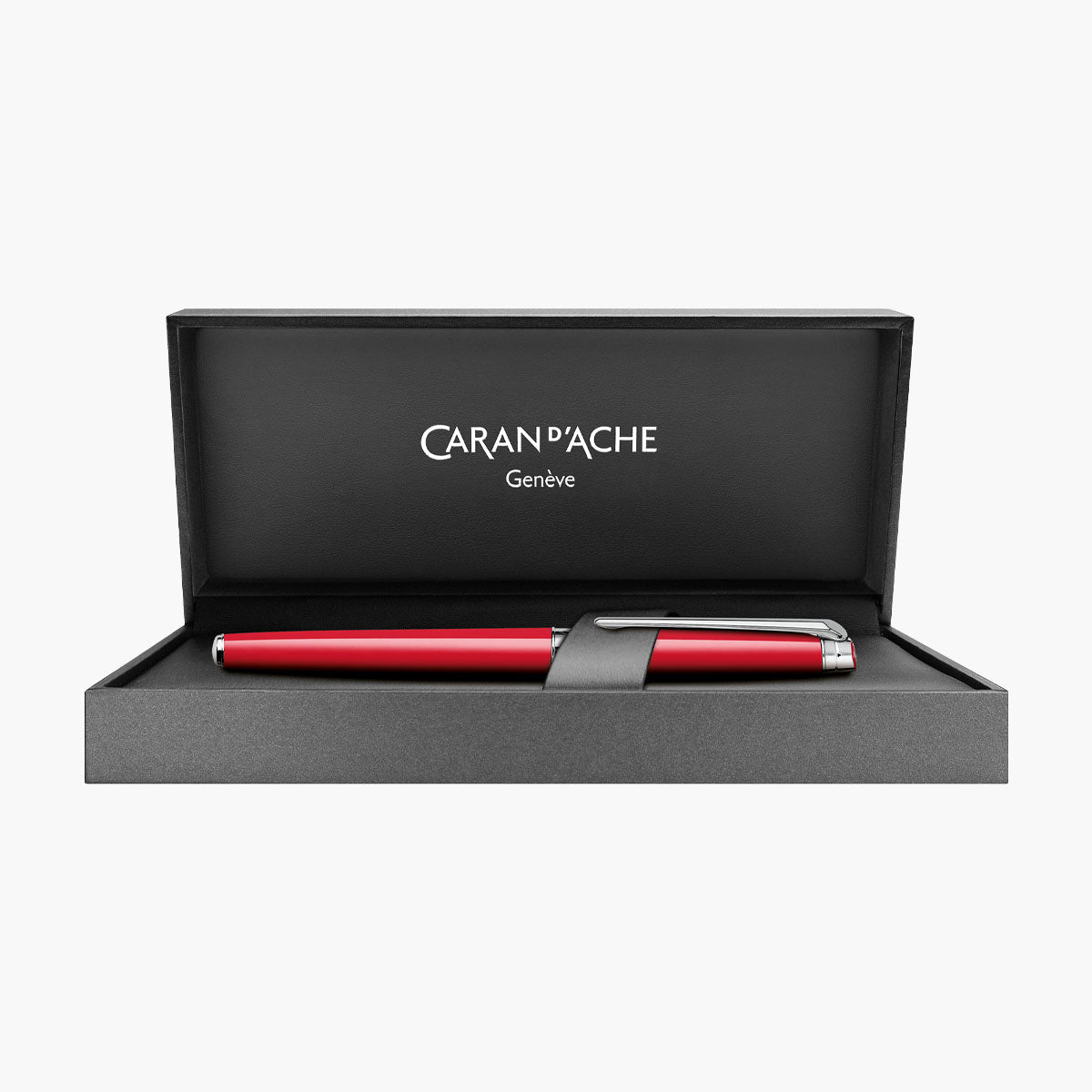 Czerwone pióro Leman Slim w eleganckim, czarnym pudełku z logo marki Caran d'Ache.