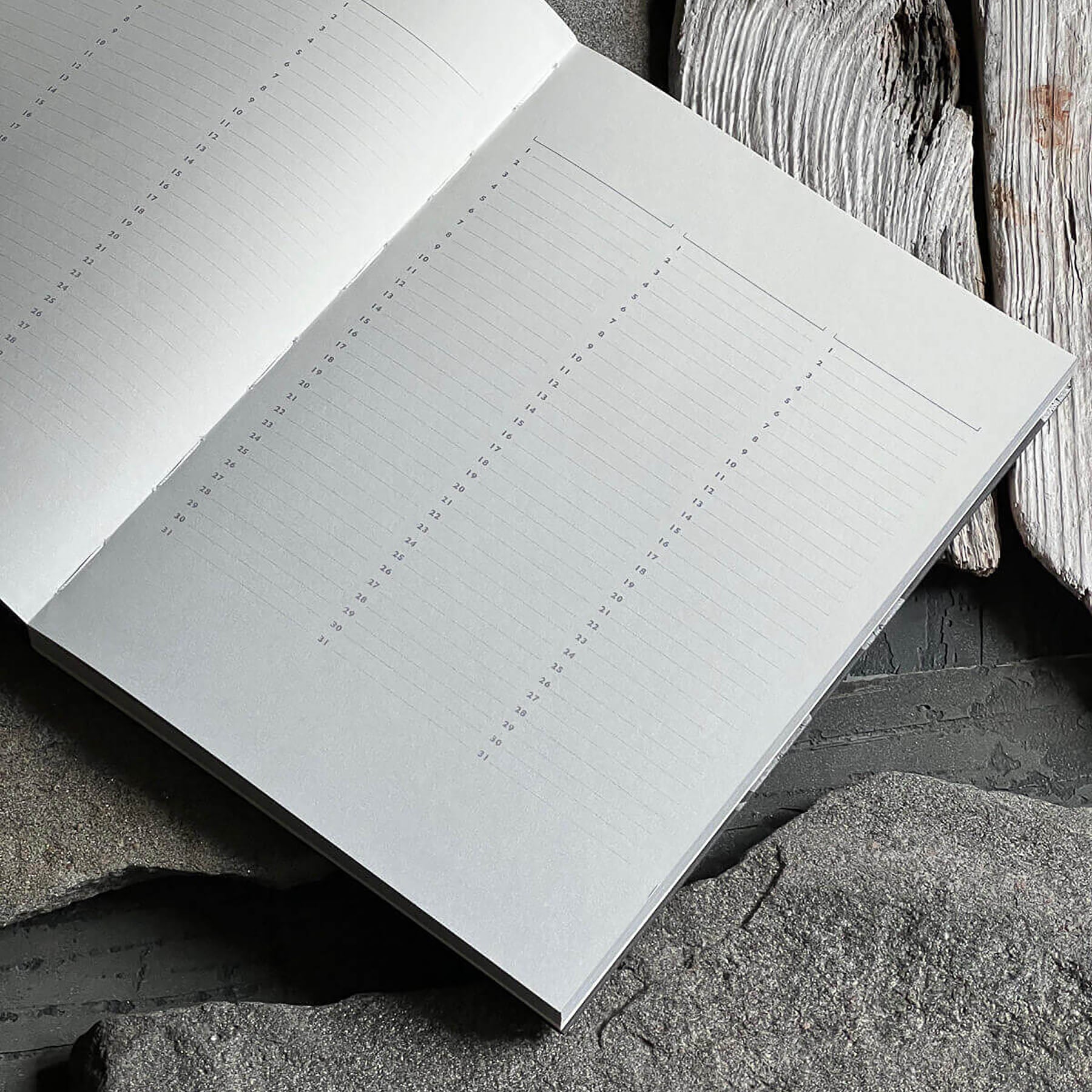 Planner niedatowany – Lilie, Curated Paper, papierniczy design