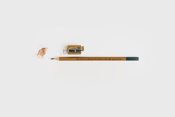 Musztardowy ołówek 2B, Katie Leamon, design sklep papierniczy, domowe biuro