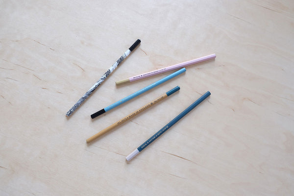 Turkusowy ołówek 4B, Katie Leamon, design sklep papierniczy, domowe biuro